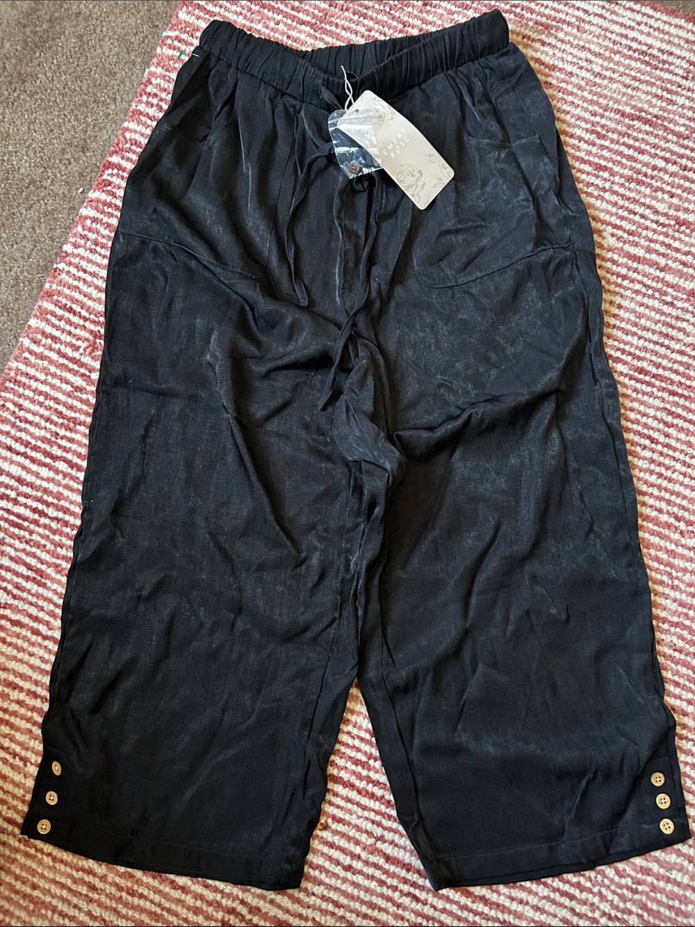 Emery Rose Black Wide-Leg Cropped Pants with Button Accent